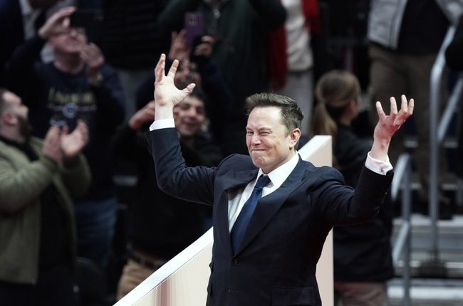 Elon Goes to Wisconsin - Judge Won't Stop His Million-Dollar Payments to Voters