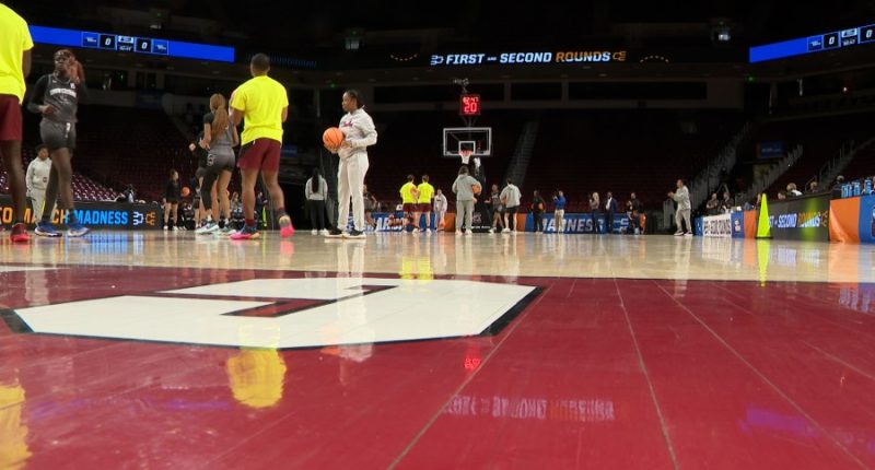 Hall of Famer stops by South Carolina practice ahead of Indiana matchup