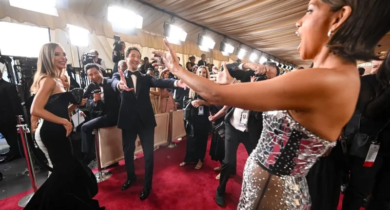 Halle Berry and Adrien Brody's Kiss on the Oscars Red Carpet in Front of His Girlfriend Was Really 'Passionate,' Expert Says