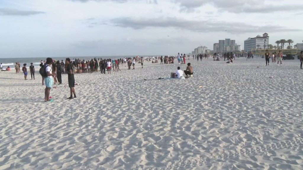 Jacksonville Police disperse large beach crowds