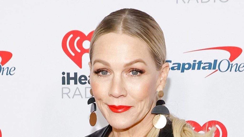 Jennie Garth apologizes to 90210 co-star who was fired from teen drama
