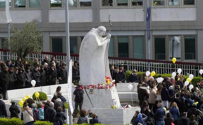 Pope thanks children who prayed for him outside of the hospital, but remains out of sight