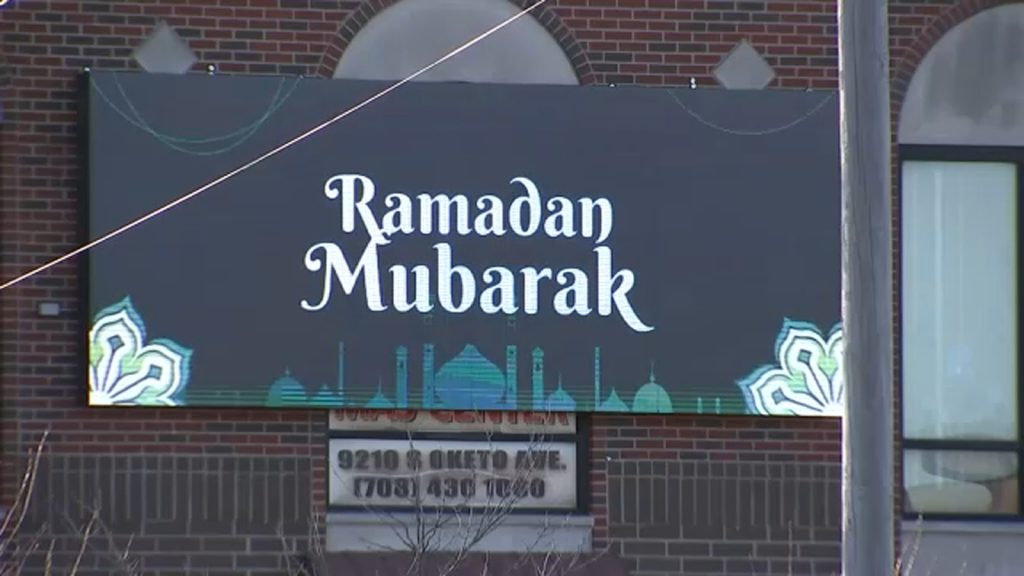 Ramadan 2025: Chicago-area Muslim Americans celebrate start of Ramadan at Bridgeview mosque 30 days of fasting from dusk to dawn