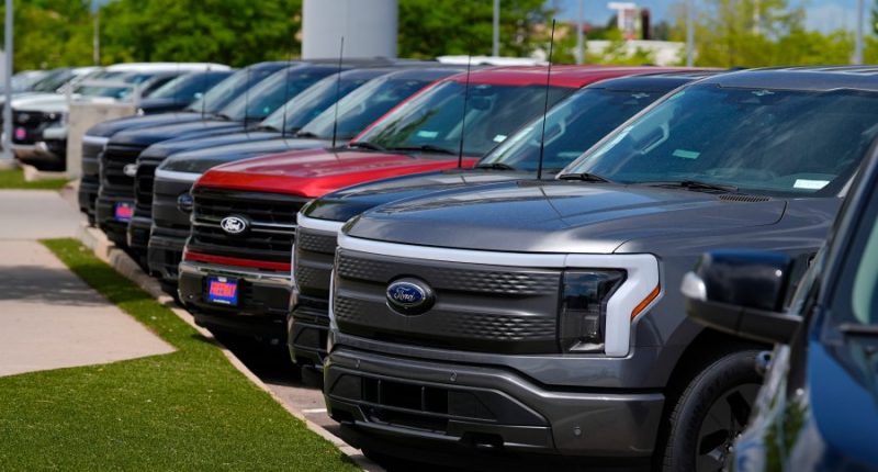 Trump to announce auto industry tariffs