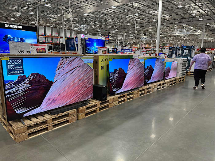 US shoppers modestly increased spending last month as concerns rise about economic outlook