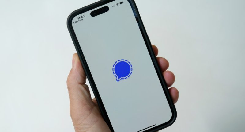What is Signal, the messaging app allegedly used by Trump officials?