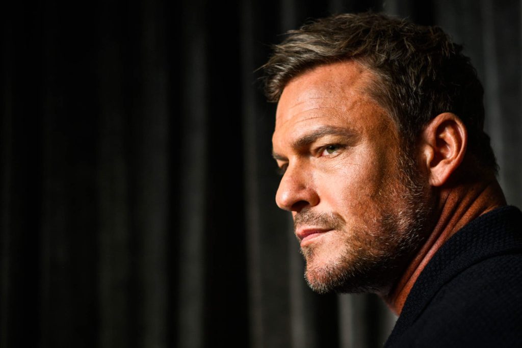 Alan Ritchson’s Transformation: Battling Bullying, Surgery at 17, and Building a Thriving Career