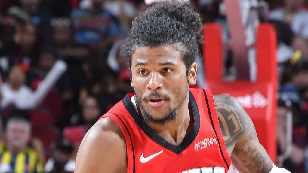 Boy toy NBA star, 23, sends message about girlfriend, 40