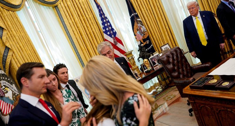 Oval Office erupts into chaos after Dr. Oz's family member faints