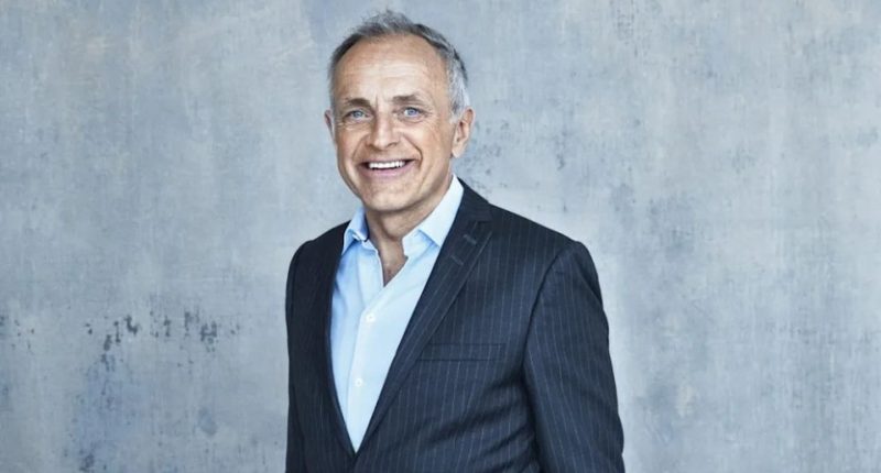 Portrait of a smiling man in a suit.