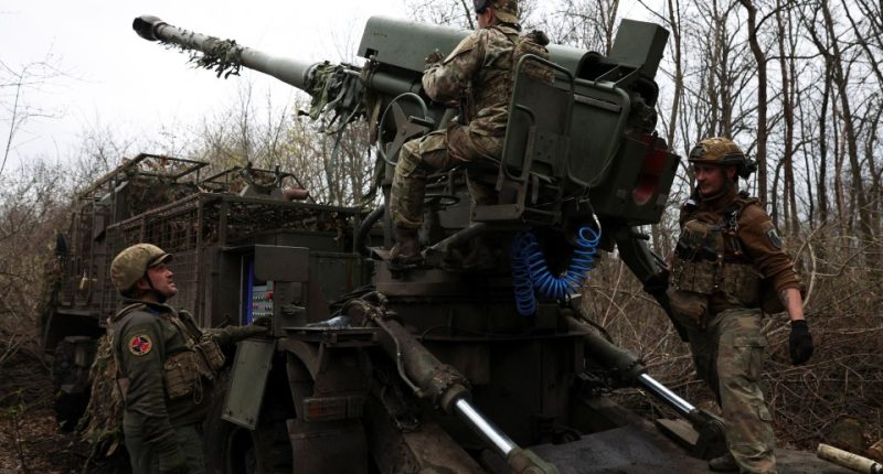 Ukrainian National Guard soldiers preparing to fire a Bohdana self-propelled howitzer.