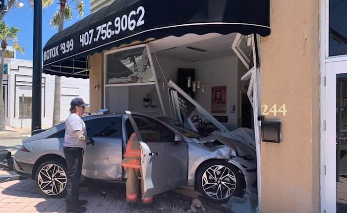 2 injured, 1 as trauma alert, after car crashes into Daytona Beach business