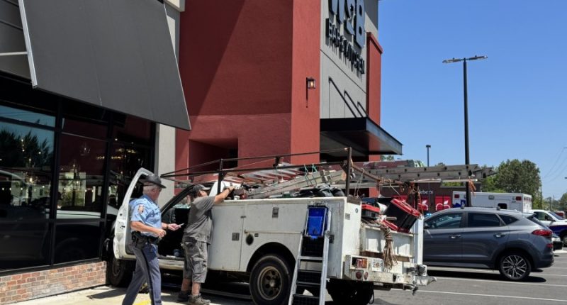 3 Injured after utility truck strikes Hinesville restaurant