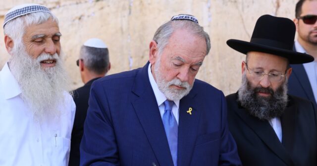 Israel Welcomes Huckabee at Western Wall, with Thanks to Trump