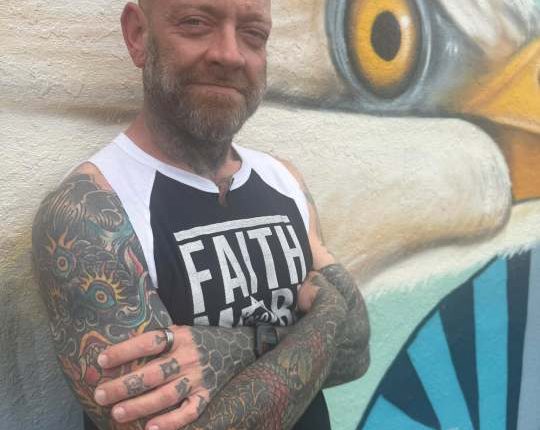 Kingsport artist creates Great blue heron mural spreading 'love for the arts' message