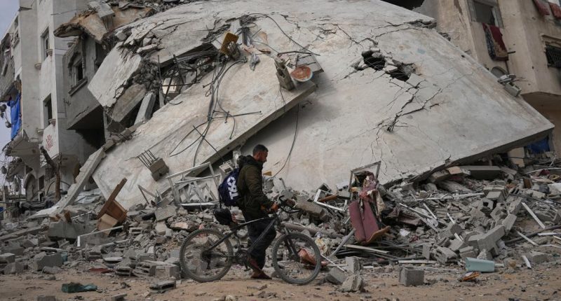 Netanyahu prepares to meet with Trump; Israeli strikes kill 32 in Gaza Strip