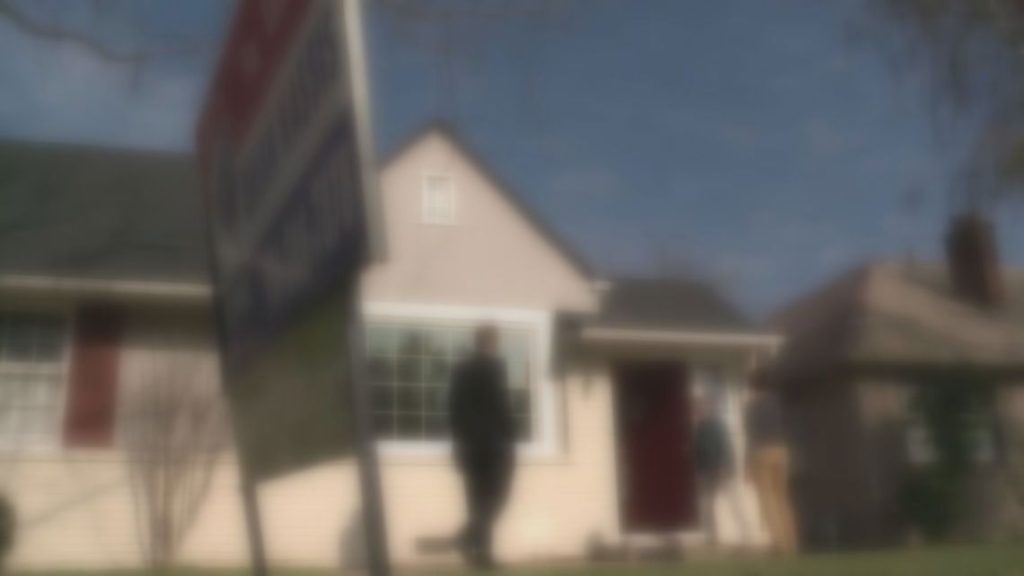 Realtors warn of man touching women's feet during house showings