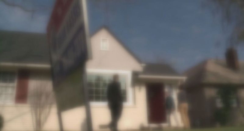 Realtors warn of man touching women's feet during house showings