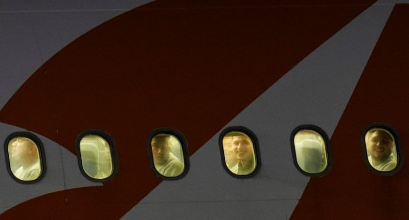 Supreme Court allows Trump to deport Venezuelans under wartime law, but only after judges' review