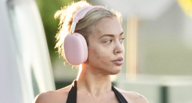 Tammy Hembrow ditches wedding ring and carries telling water bottle