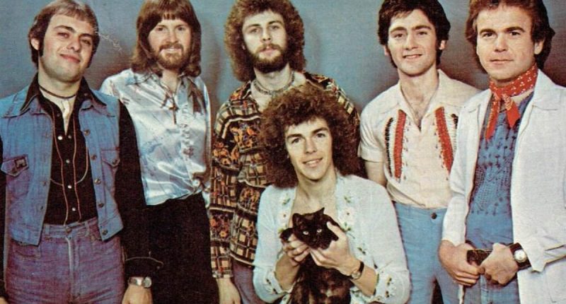 Tributes pour in as legendary New Zealand musician dies following a heartbreaking cancer battle