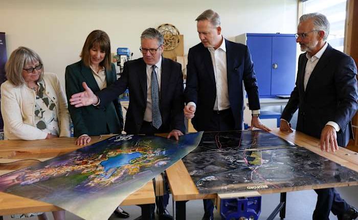 Universal chooses a site near London to build its first European theme park