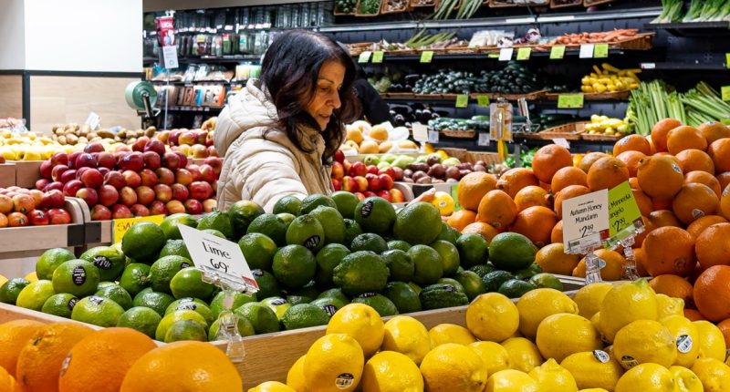 What grocery stores will be open on Easter 2025?