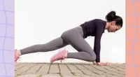 woman doing the mountain climber exercise on the floor