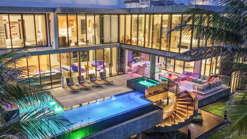 Billionaire with bizarre Trump link lists Florida mansion for $44M