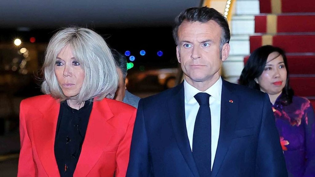 Giveaway sign Macron was 'furious' with wife Brigitte for push in face