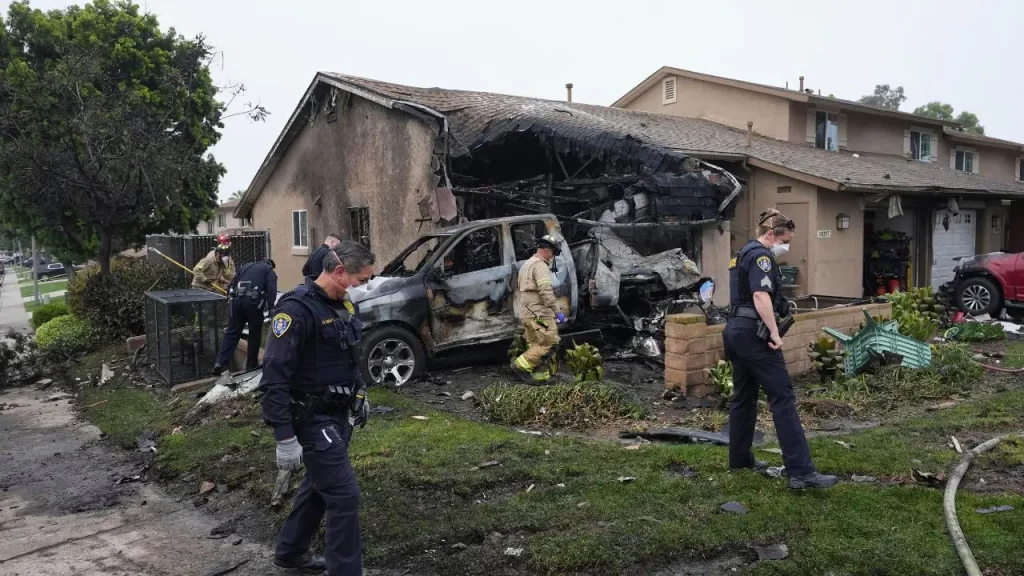 Small plane crashes in San Diego setting homes and vehicles on fire