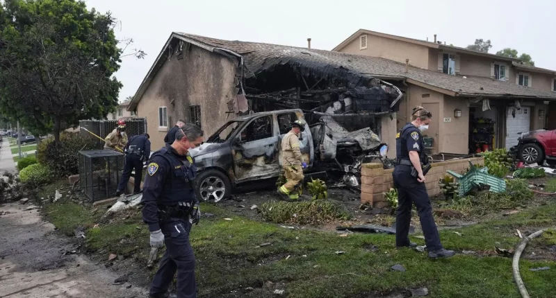 Small plane crashes in San Diego setting homes and vehicles on fire