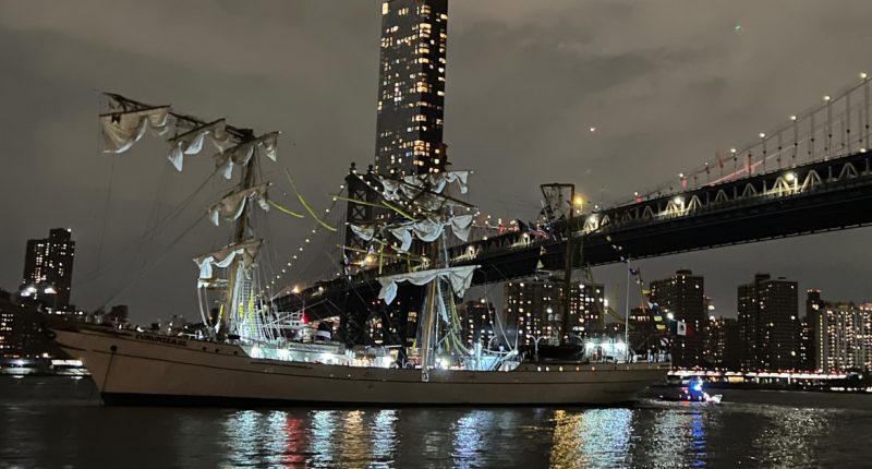 19 hurt as tall ship flying Mexican flag strikes Brooklyn Bridge, mayor says