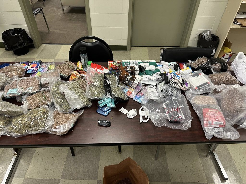 2 men arrested for carrying contraband near Washington State Prison