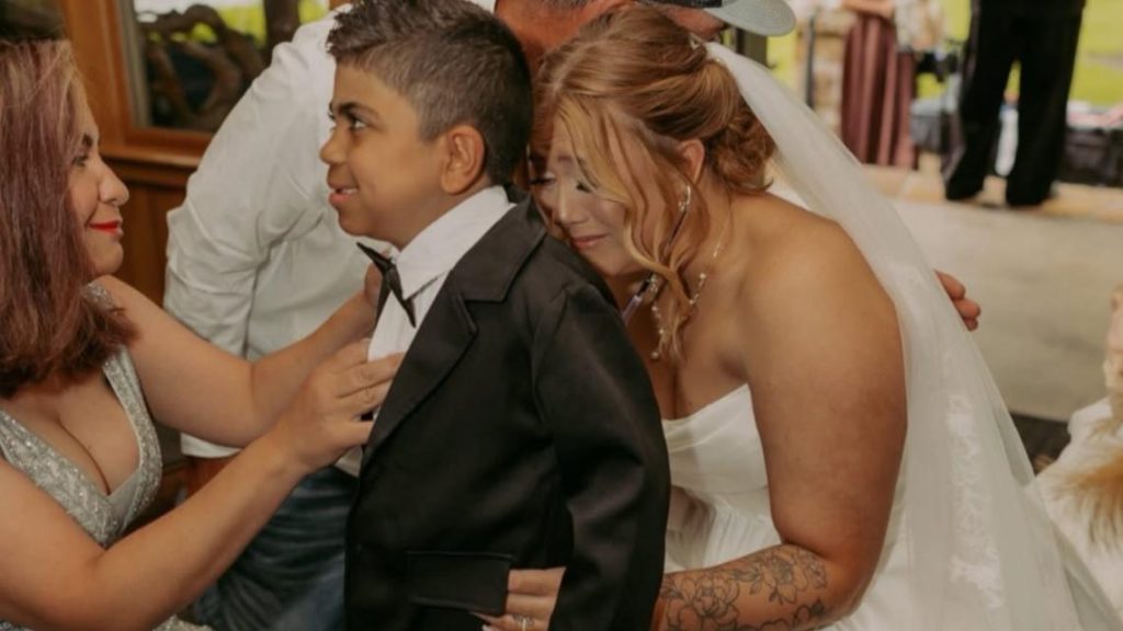 Bride walks down aisle with boy who received her son's donated heart