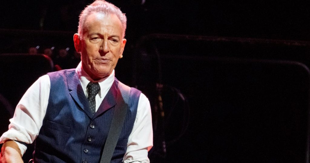 Bruce Springsteen opens U.K. tour by calling Trump 'unfit' for office