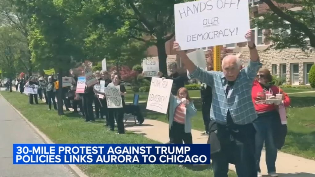 'Hands Across Chicagoland' rally: 30-mile protest against President Donald Trump policies links Aurora to Chicago on Ogden Avenue