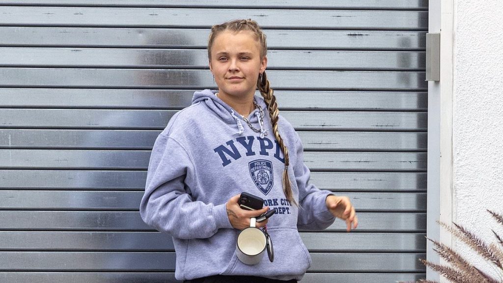 JoJo Siwa arrives at her dance studio after  ex Kath Ebbs swipe