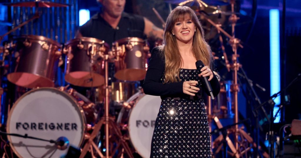 Kelly Clarkson Likes Compliments About Her Looks, Jokes 'I Was Fat Before'