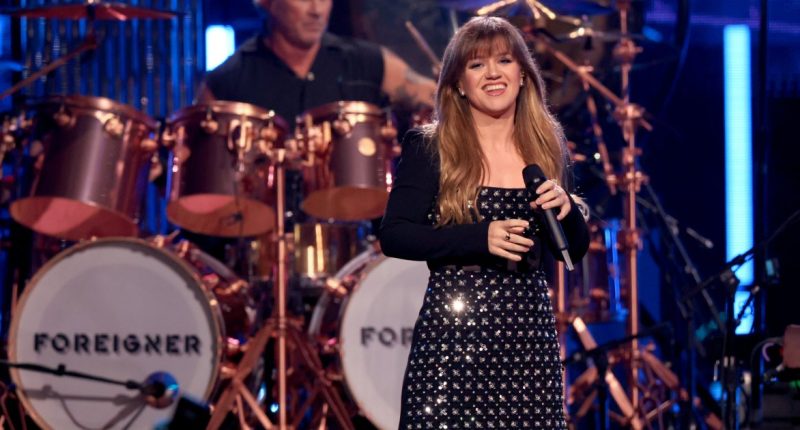 Kelly Clarkson Likes Compliments About Her Looks, Jokes 'I Was Fat Before'