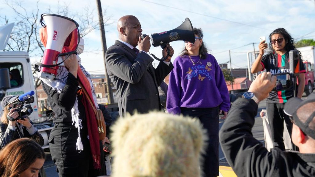 Newark mayor arrested amid protests against immigration center
