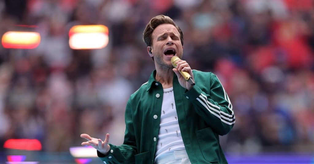 Olly Murs fans dubbed 'disrespectful' for sitting during concert amid complaint