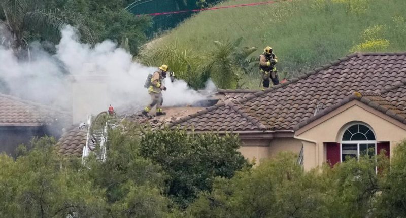 Small plane crash in Simi Valley kills 1, damages homes