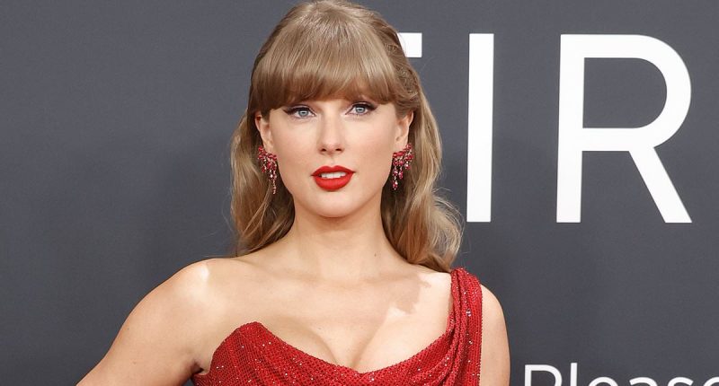 Taylor Swift fans think she is up to something with Jennifer Lopez