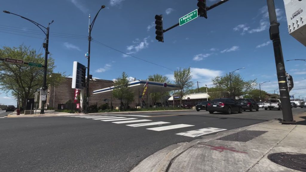 Val Warner goes on 'Chicago Neighborhood Walk' through Austin with street counselor, professor Benny Lee