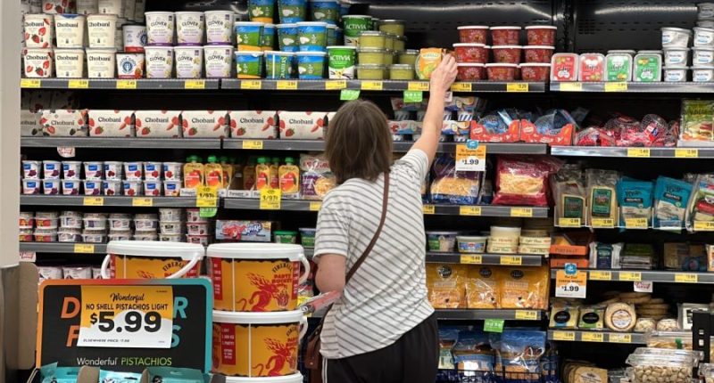 Abbott signs MAHA measure requiring food warning labels in Texas