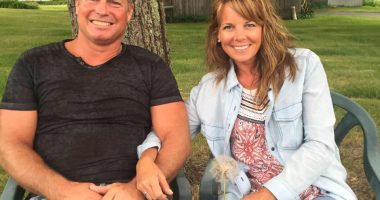 Photo of Barry and Suzanne Morphew sitting together.