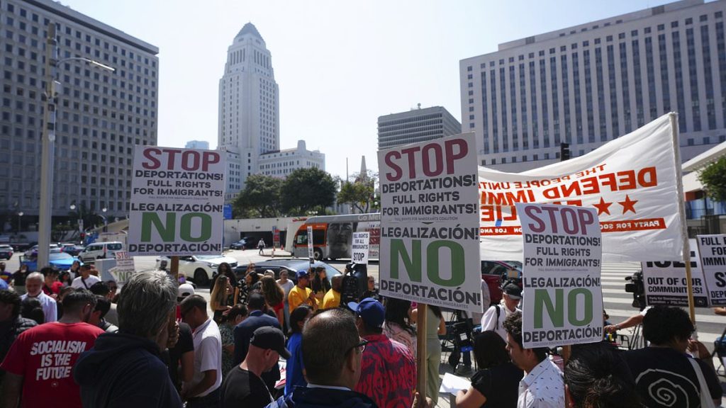 Chaos breaks out as ICE raids business in downtown Los Angeles