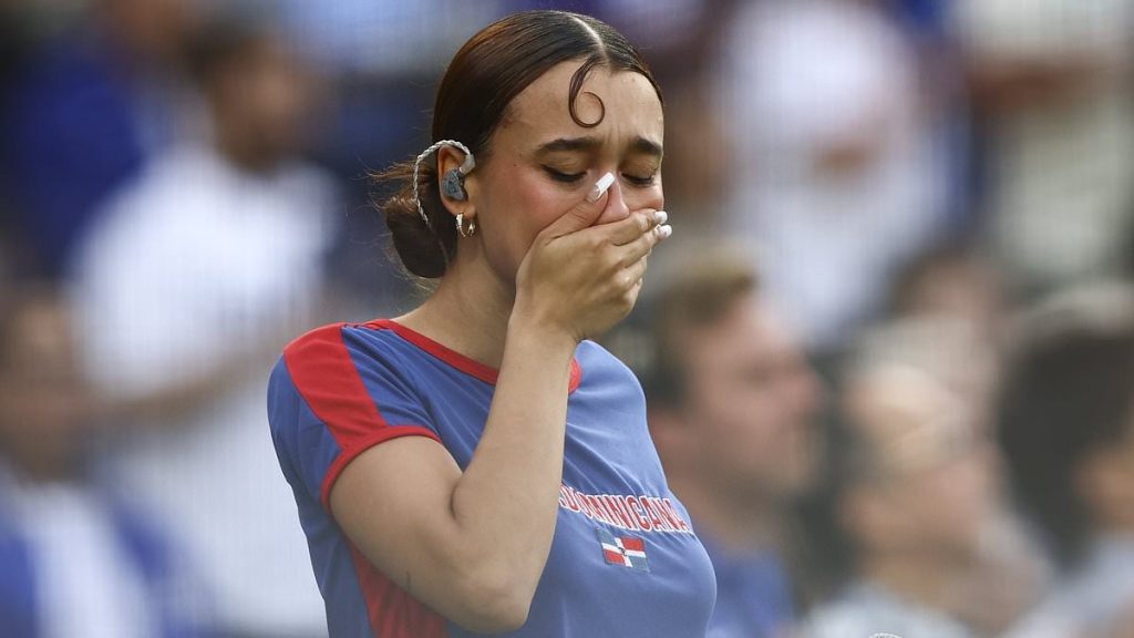 Dodgers fans give verdict on national anthem singer's ICE protest