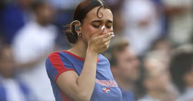 Dodgers fans give verdict on national anthem singer's ICE protest